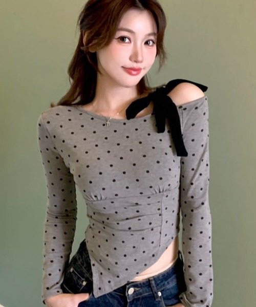 Sibra（シブラ）の「ドット柄ブラックリボンストラップ付きアシメギャザートップス（Tシャツ/カットソー・レディース・グレー/ブラック/ホワイト・M）」の3枚目の写真