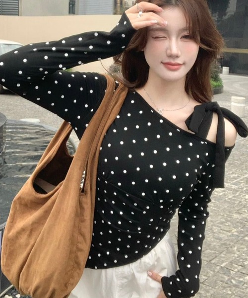 Sibra（シブラ）の「ドット柄ブラックリボンストラップ付きアシメギャザートップス（Tシャツ/カットソー・レディース・グレー/ブラック/ホワイト・M）」の2枚目の写真