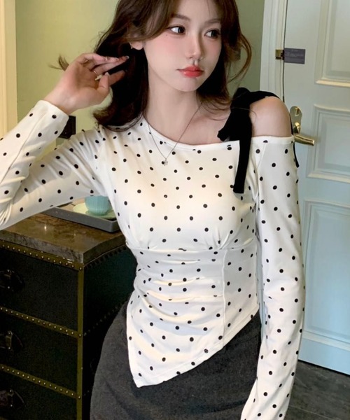 Sibra（シブラ）の「ドット柄ブラックリボンストラップ付きアシメギャザートップス（Tシャツ/カットソー・レディース・グレー/ブラック/ホワイト・M）」の7枚目の写真