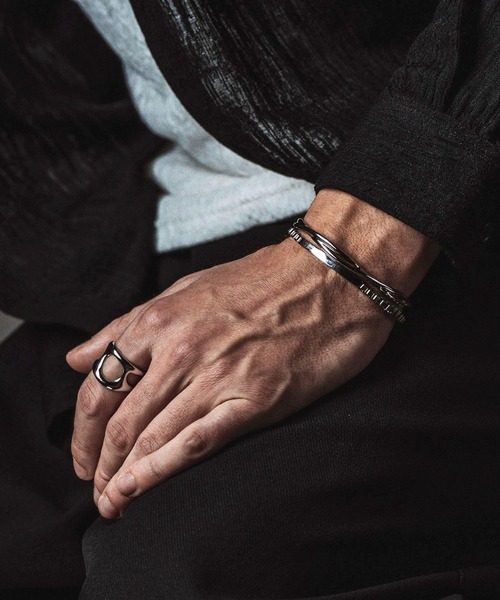 NO ID.(ノーアイディ)の「【NO ID.】Helix Bangle / ヘリックス バングル(バングル/リストバンド・メンズ・シルバー・ONE SIZE)」の2枚目の写真