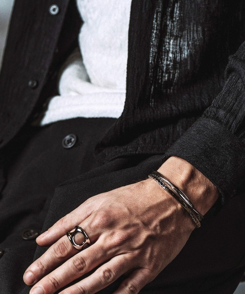 NO ID.(ノーアイディ)の「【NO ID.】Helix Bangle / ヘリックス バングル(バングル/リストバンド・メンズ・シルバー・ONE SIZE)」の3枚目の写真