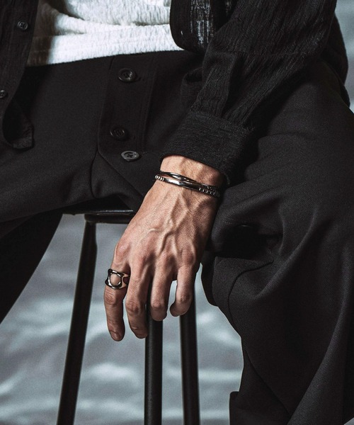 NO ID.(ノーアイディ)の「【NO ID.】Helix Bangle / ヘリックス バングル(バングル/リストバンド・メンズ・シルバー・ONE SIZE)」の5枚目の写真