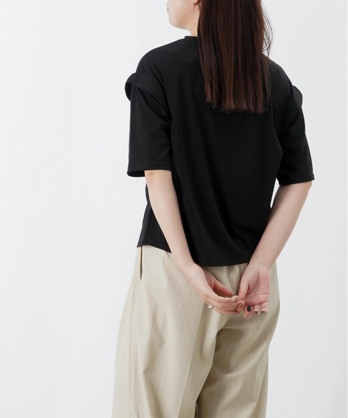 LUCA/LADY LUCK LUCA(ルカ/レディラックルカ)の「LC/LLL MVS天竺肩タック5分袖プルオーバー/ショルダータックロゴTee(Tシャツ/カットソー・レディース・ベージュ/ブラック・FREE)」の4枚目の写真