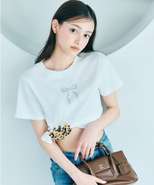 SNIDEL(スナイデル)の「【販路限定カラーあり】ラインストーンTシャツ(Tシャツ/カットソー・レディース・D/C/ブラック/B/A/ホワイト/ネイビー・F)」の1枚目の写真