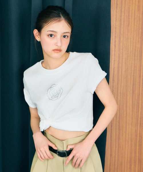 SNIDEL(スナイデル)の「【販路限定カラーあり】ラインストーンTシャツ(Tシャツ/カットソー・レディース・D/C/ブラック/B/A/ホワイト/ネイビー・F)」の4枚目の写真