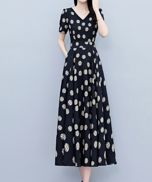 LUCPY(ラクピー)の「ドットプリント フレアロングワンピース(ワンピース・レディース・ブラック・XX-LARGE/X-LARGE/LARGE/MEDIUM)」の2枚目の写真