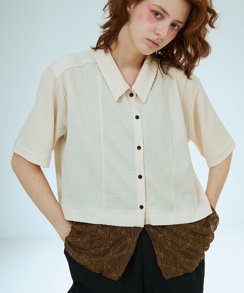 NOMINE(ノミネ)の「レイヤードヘム レース切替 半袖シャツ(シャツ/ブラウス・レディース・アイボリー/ブラウン/チャコールグレー・フリー)」の1枚目の写真