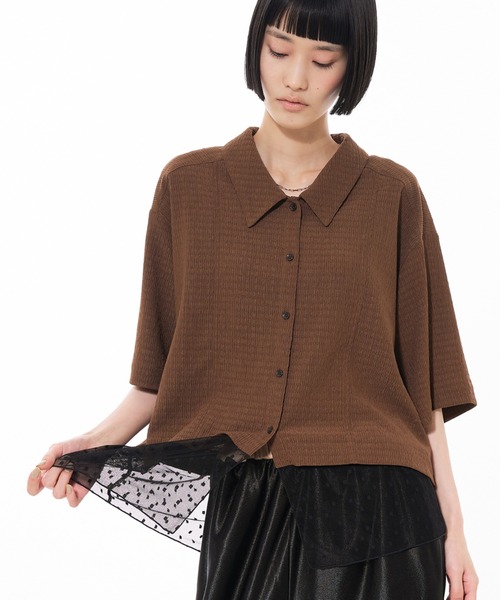 NOMINE(ノミネ)の「レイヤードヘム レース切替 半袖シャツ(シャツ/ブラウス・レディース・アイボリー/ブラウン/チャコールグレー・フリー)」の3枚目の写真