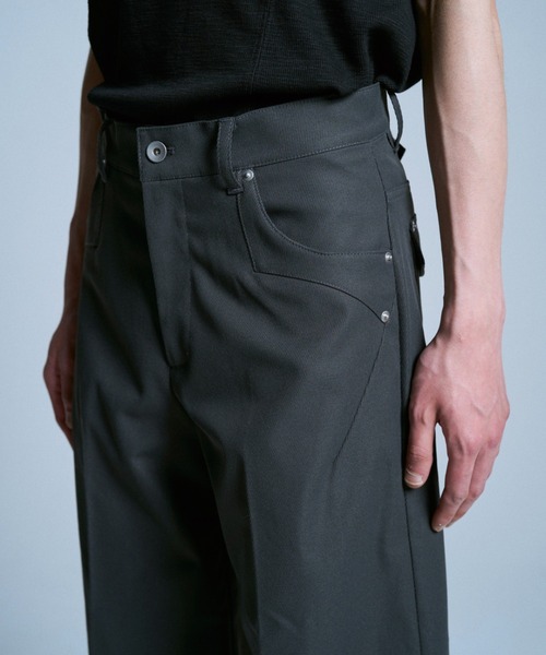 CAMPHOR WOOD(カンファーウッド)の「PRESSED POLYESTER FLARE SLACKS / センタープレスポリエステルフレアスラックス(スラックス・メンズ・グレー/ブラック/ダークブラウン・SMALL/MEDIUM/LARGE)」の16枚目の写真