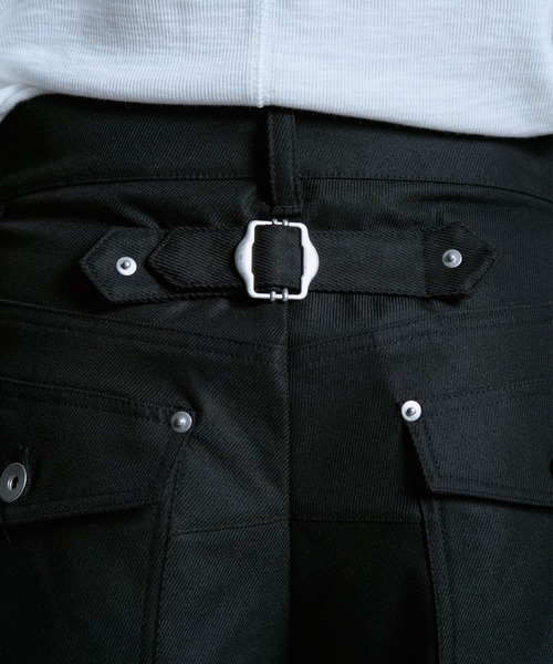 CAMPHOR WOOD(カンファーウッド)の「PRESSED POLYESTER FLARE SLACKS / センタープレスポリエステルフレアスラックス(スラックス・メンズ・グレー/ブラック/ダークブラウン・SMALL/MEDIUM/LARGE)」の6枚目の写真