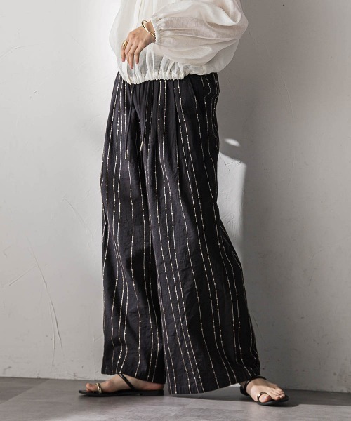 MAYSON GREY(メイソングレイ)の「【40周年限定】スパンコール刺繍イージーワイドパンツ(その他パンツ・レディース・ブラック・M)」の18枚目の写真