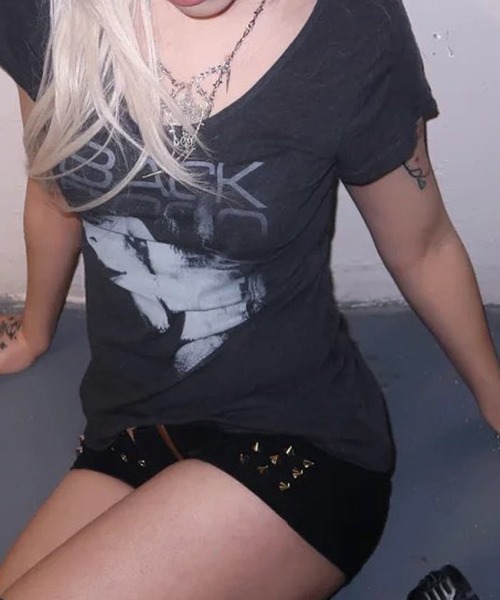 MEMECLE（メメクル）の「【 MEMECLE / メメクル 】グランジパンク Tシャツ（Tシャツ/カットソー・レディース・ダークグレー・LARGE/SMALL/MEDIUM）」の4枚目の写真