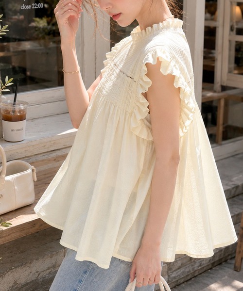 FINEnough(ファインナフ)の「シャーリングデザインフレアチュニック(シャツ/ブラウス・レディース・ブラック/ベージュ/ホワイト/レッド・FREE)」の3枚目の写真