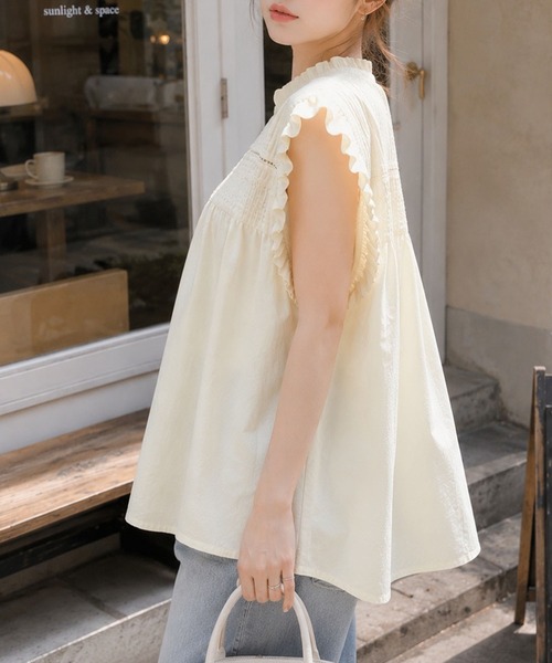 FINEnough(ファインナフ)の「シャーリングデザインフレアチュニック(シャツ/ブラウス・レディース・ブラック/ベージュ/ホワイト/レッド・FREE)」の9枚目の写真