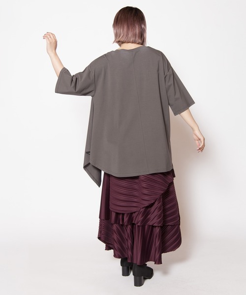 OSMOSIS(オズモーシス)の「アシンメトリーフレアーTシャツ(Tシャツ/カットソー・レディース・ブラック/グレー/ホワイト・ONE SIZE)」の5枚目の写真