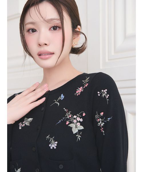 CELFORD(セルフォード)の「【洗える】フローラルエンブロイダリーカーディガン(カーディガン/ボレロ・レディース・サックスブルー/オフホワイト/ブラック・F)」の1枚目の写真