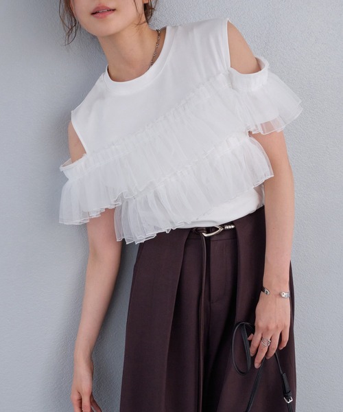 murea(ミュレア)の「2段フリルチュールオープンショルダーカットソー(Tシャツ/カットソー・レディース・ホワイト/ブラック・FREE)」の2枚目の写真