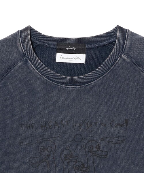 International Gallery BEAMS(インターナショナルギャラリービームス)の「【別注】U/MUSIC × IG / DANIEL JOHNSTON THE BEAST グラフィック スウェット(スウェット・メンズ・ネイビー・MEDIUM/SMALL/LARGE)」の2枚目の写真