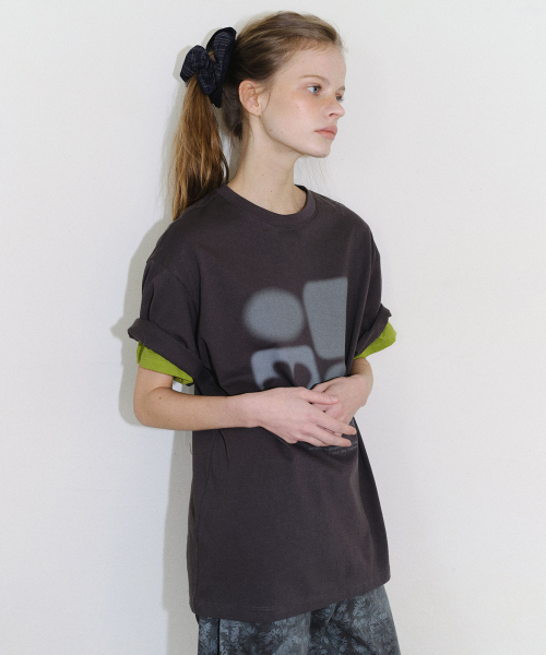 EN OR（エンオール）の「[CORE] SMUDGE GRAPHIC T-SHIRT - DARK GREY（Tシャツ/カットソー・レディース・その他・FREE）」の2枚目の写真