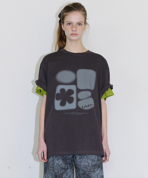 EN OR（エンオール）の「[CORE] SMUDGE GRAPHIC T-SHIRT - DARK GREY（Tシャツ/カットソー・レディース・その他・FREE）」の3枚目の写真