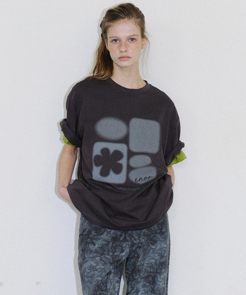 EN OR（エンオール）の「[CORE] SMUDGE GRAPHIC T-SHIRT - DARK GREY（Tシャツ/カットソー・レディース・その他・FREE）」の4枚目の写真