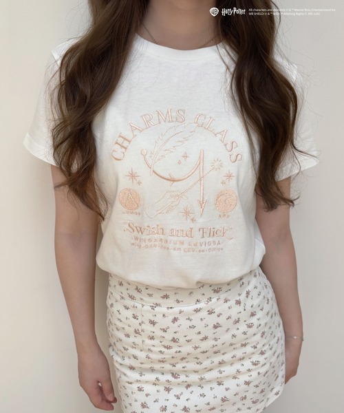 my twilight(マイトワイライト)の「【Harry Potter】呪文学 刺繍 Tシャツ(Tシャツ/カットソー・レディース・ブラック/オフホワイト・FREE)」の1枚目の写真