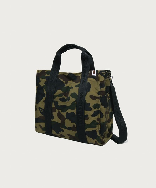 A BATHING APE（アベイシングエイプ）の「1ST CAMO SLIDING TOTE BAG TRAVEL（ショルダーバッグ・メンズ・イエロー/グリーン・FREE）」の2枚目の写真