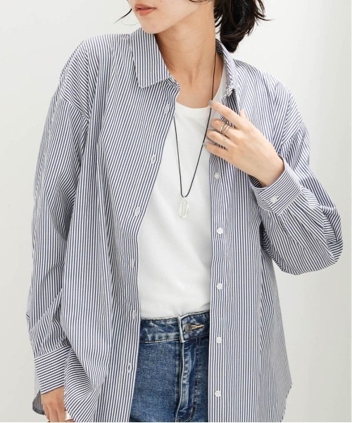BELLUNA PLUS（ベルーナ）の「イージーケアが嬉しい！ストライプシャツ（シャツ/ブラウス・レディース・ネイビー系・X-LARGE/LARGE/MEDIUM）」の2枚目の写真