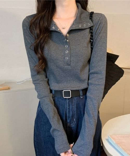 COCOMOMO(ココモモ)の「【2wayボタンアレンジ】 ヘンリーネックリブカットソー 2way ヘンリーネック ハイネック カットソー 長袖 トップス リブカットソー ハイネックトップス(Tシャツ/カットソー・レディース・アイボリー/ダークグレー・M/S/L)」の1枚目の写真