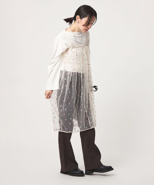 green label relaxing(グリーンレーベルリラクシング)の「【WEB限定】<at ease>チュール シシュウ 2WAY スカート ワンピース(ワンピース・レディース・オフホワイト/ブラック・FREE)」の1枚目の写真