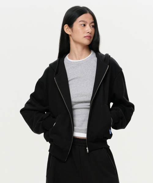 ERA（エラ）の「ユニセックス ERA オーバーサイズ フーデッドジップアップ - ブラック（パーカー・レディース・その他・SMALL/MEDIUM/LARGE）」の2枚目の写真