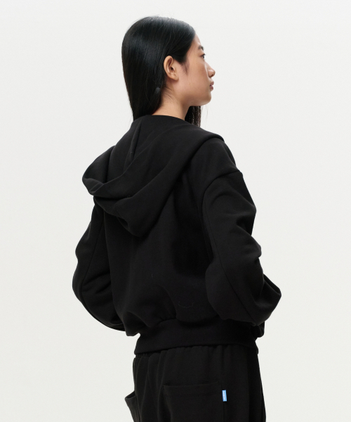 ERA（エラ）の「ユニセックス ERA オーバーサイズ フーデッドジップアップ - ブラック（パーカー・レディース・その他・SMALL/MEDIUM/LARGE）」の4枚目の写真