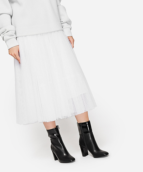 CHARLES & KEITH(チャールズ & キース)の「 ベーシックブロックヒールブーツ / BASIC BLOCK HEELED BOOTS(ブーツ・レディース・ダークブラウン/ブラック・25cm/24.5cm/23cm/23.5cm/22.5cm)」の3枚目の写真