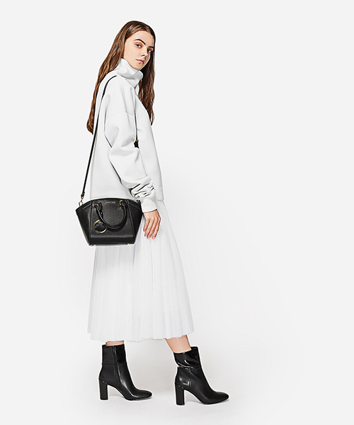 CHARLES & KEITH(チャールズ & キース)の「 ベーシックブロックヒールブーツ / BASIC BLOCK HEELED BOOTS(ブーツ・レディース・ダークブラウン/ブラック・25cm/24.5cm/23cm/23.5cm/22.5cm)」の7枚目の写真