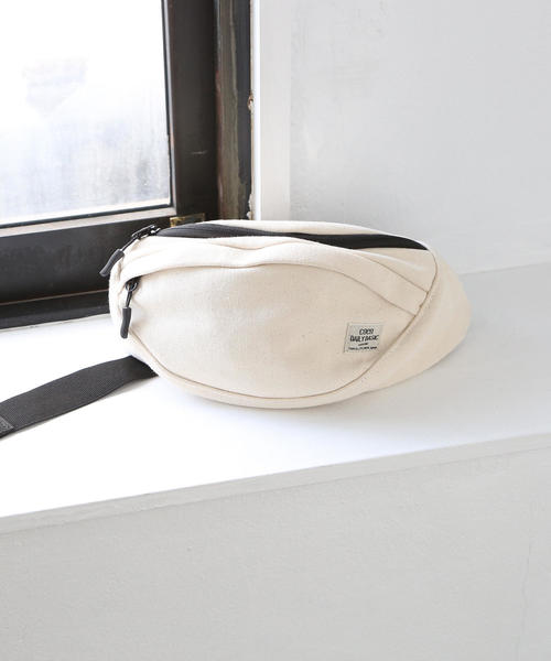 coen(コーエン)の「キャンバスボディバッグ(ボディバッグ/ウエストポーチ・メンズ・ワインレッド/ネイビー/ブラック/ナチュラル・FREE)」の2枚目の写真