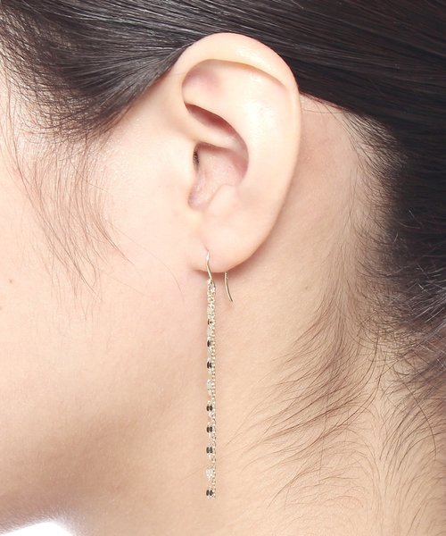 COCOSHNIK(ココシュニック)の「フラワークロス×カットアズキ フリンジ フックピアス(ピアス(両耳用)・レディース・ホワイト・00)」の5枚目の写真