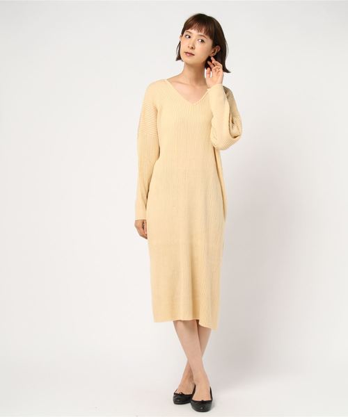 WEGO(ウィゴー)の「WEGO VINTAGE/リブVネックスリットワンピース(ワンピース・レディース・ブラック/キャメル/ライトベージュ・FREE)」の2枚目の写真