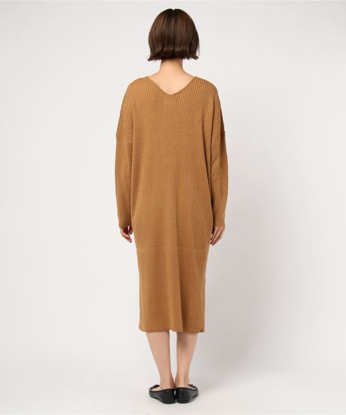 WEGO(ウィゴー)の「WEGO VINTAGE/リブVネックスリットワンピース(ワンピース・レディース・ブラック/キャメル/ライトベージュ・FREE)」の5枚目の写真