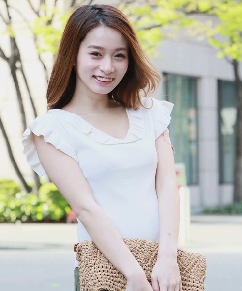HER CLOSET(ハークローゼット)の「【HERCLOSET】フリル袖Vネックノースリニット(ニット/セーター・レディース・ブラック/ネイビー/アイボリー/グリーン系その他/ピンク系その他/グレイッシュブルー・M)」の1枚目の写真