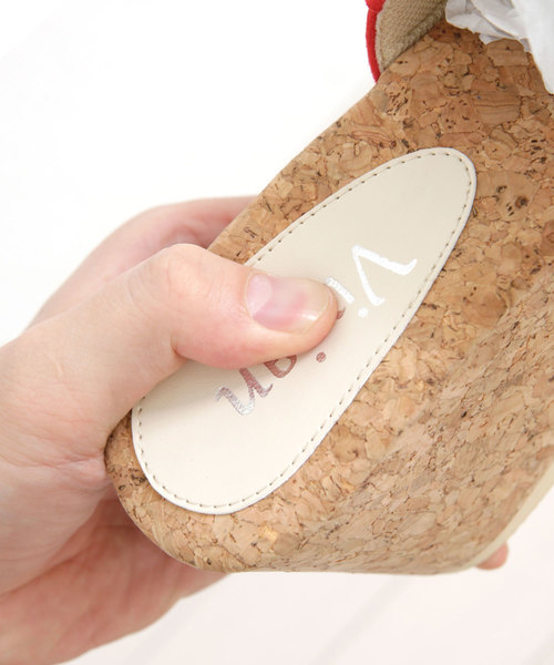 VIVIAN(ヴィヴィアン)の「フリルアッパー本コルク巻きウェッジヒールサンダル(サンダル・レディース・シルバー/ダークインディゴブルー/ワインレッド/ホワイト系その他6/ブラック系その他3/グレー系その他3/ブルー系その他3/イエロー系その他3/オレンジ系その他3・S/M/L)」の21枚目の写真