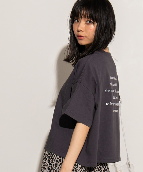 WEGO（ウィゴー）の「WEGO/ワイドルーズロゴプリントTシャツ（Tシャツ/カットソー・レディース・ホワイト/ベージュ/イエロー/パープル/ホワイト系その他/スミクロ・FREE）」の4枚目の写真