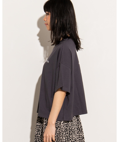 WEGO（ウィゴー）の「WEGO/ワイドルーズロゴプリントTシャツ（Tシャツ/カットソー・レディース・ホワイト/ベージュ/イエロー/パープル/ホワイト系その他/スミクロ・FREE）」の13枚目の写真