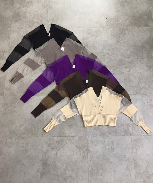 TEVALT（ヴァレット）の「シアーマルチリブ　ショート丈　ニットカーディガン（カーディガン/ボレロ・レディース・ブラック/ベージュ/ブルー/ブラウン/グレー/パープル・38）」の4枚目の写真