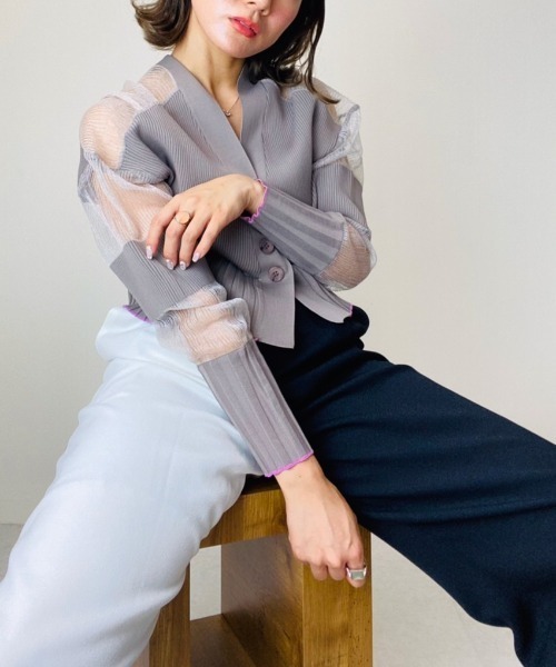 TEVALT（ヴァレット）の「シアーマルチリブ　ショート丈　ニットカーディガン（カーディガン/ボレロ・レディース・ブラック/ベージュ/ブルー/ブラウン/グレー/パープル・38）」の3枚目の写真