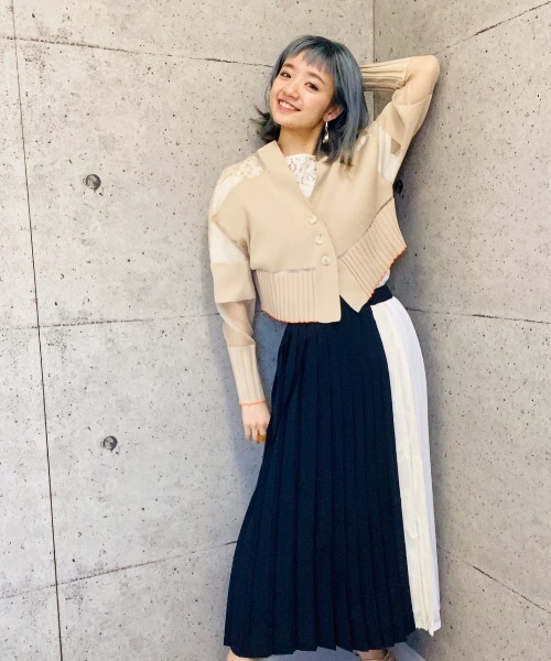 TEVALT（ヴァレット）の「シアーマルチリブ　ショート丈　ニットカーディガン（カーディガン/ボレロ・レディース・ブラック/ベージュ/ブルー/ブラウン/グレー/パープル・38）」の8枚目の写真