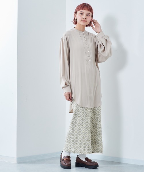 cepo（セポ）の「サテンロングシャツ（シャツ/ブラウス・レディース・ベージュ/サックスブルー・M）」の7枚目の写真