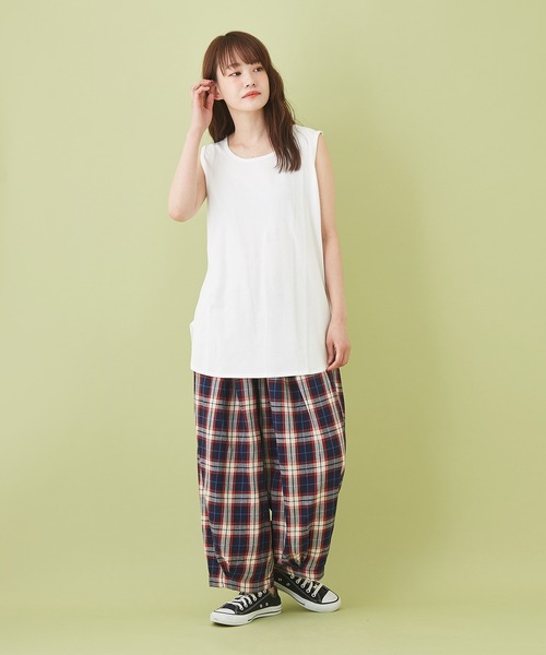 CUBE SUGAR（キューブシュガー）の「WEB限定 リサイクル天竺 ラウンド裾 タンクトップ（タンクトップ・レディース・ホワイト/チャコールグレー/カーキ/イエロー・M）」の6枚目の写真