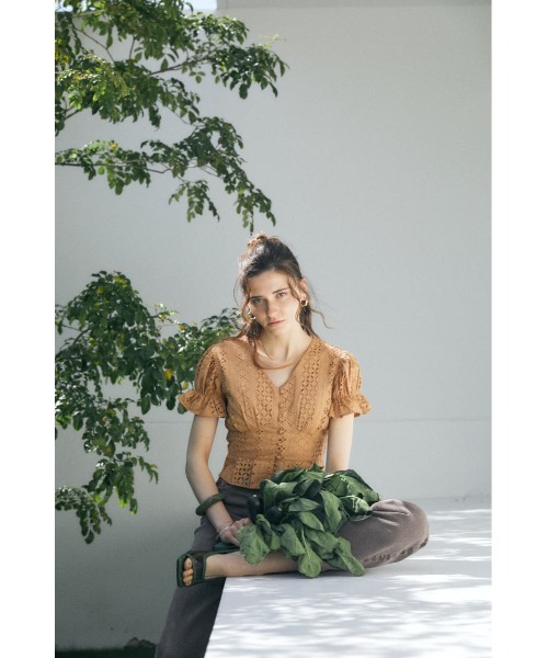 MOUSSY（マウジー）の「COTTON EYELET トップス（Tシャツ/カットソー・レディース・アイボリー/キャメル/ブラック/パープル・1/2）」の10枚目の写真