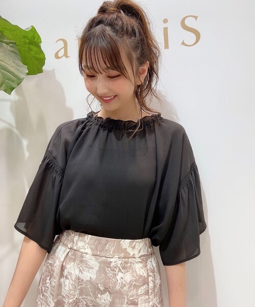 ANY SIS(エニィスィス)の「【洗える】サテンドビーフリルネック ブラウス(シャツ/ブラウス・レディース・ブラック系/アイボリー系/ピンク系・2)」の2枚目の写真