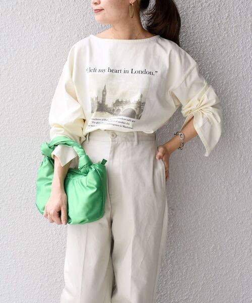 SHIPS(シップス)の「【WEB限定】スリットスリーブボートネックフォトTEE◆(Tシャツ/カットソー・レディース・ストーン/チャコールグレー/オフホワイト/ライトオリーブ/オリーブ/アイボリー/ホワイト系その他/ダークグレー・ONE SIZE)」の5枚目の写真